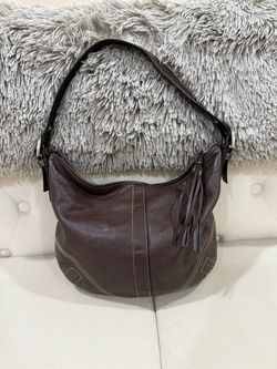 Coach code F05D-8A03 refers to a vintage Coach Soho Medium Hobo leather shoulder bag originally released around 2005 with white stitching #hobobag #le