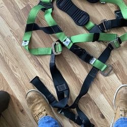 2 Safety Harnesses