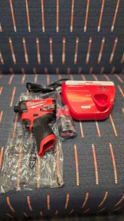 Milwaukee M12 FUEL Cordless Impact Kit 2.0ah Battery and Charger