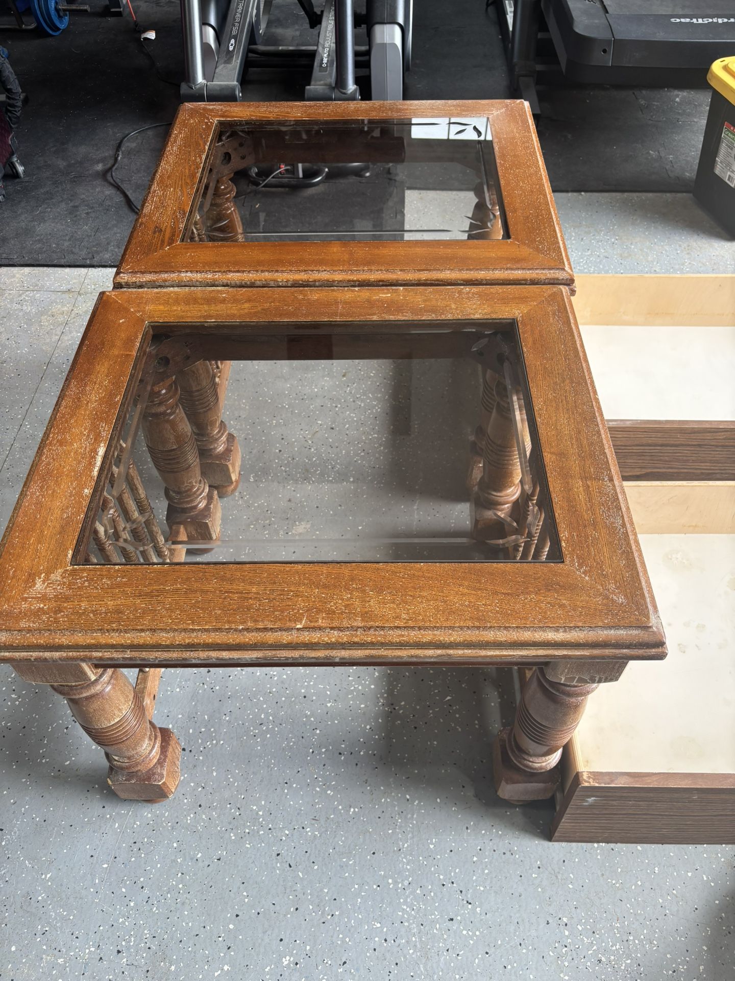 2 end table/coffee tables 