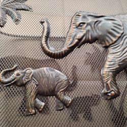 Adorable Elephant Lovers Collector Set 🐘
Metal basket with 3D elephant prints + hand-carved wooden elephant.
Please see photos for details and size.