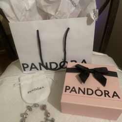 Pandora Bracelet.     Pulsera Pandora