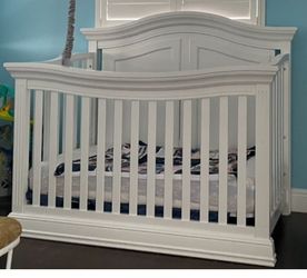White Convertible Baby Crib – Elegant & Excellent Condition