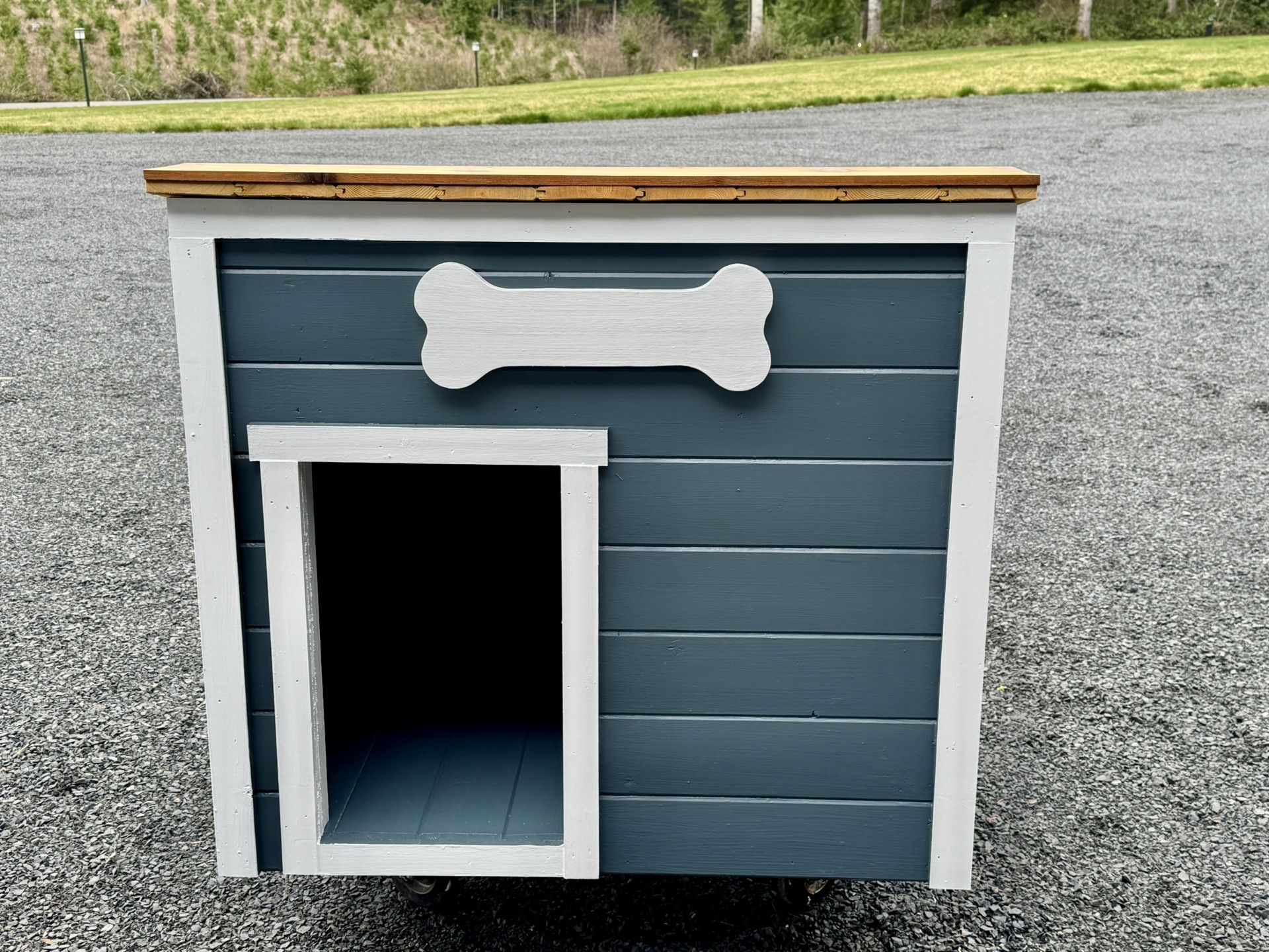 Dog House. Local Delivery Available