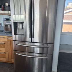 Samsung large 28 cu. ft. 4-Door French Door Refrigerator with Food ShowCase Fridge Door