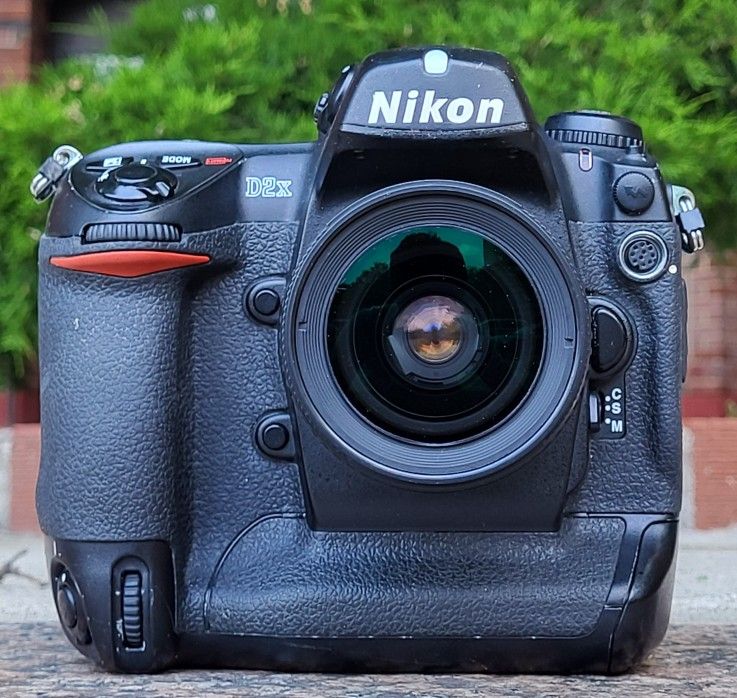 Nikon D2X Pro DSLR Camera with 28-80mm Lens