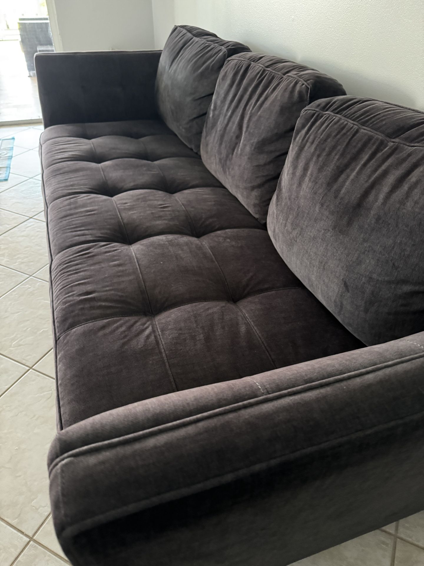Sofa Y Dos Muebles Pequeños Que Giran