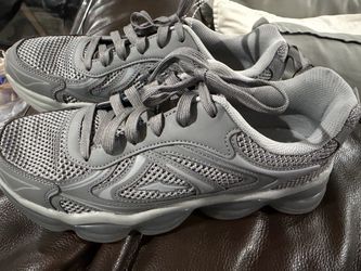 New Mens Avia tennis shoes