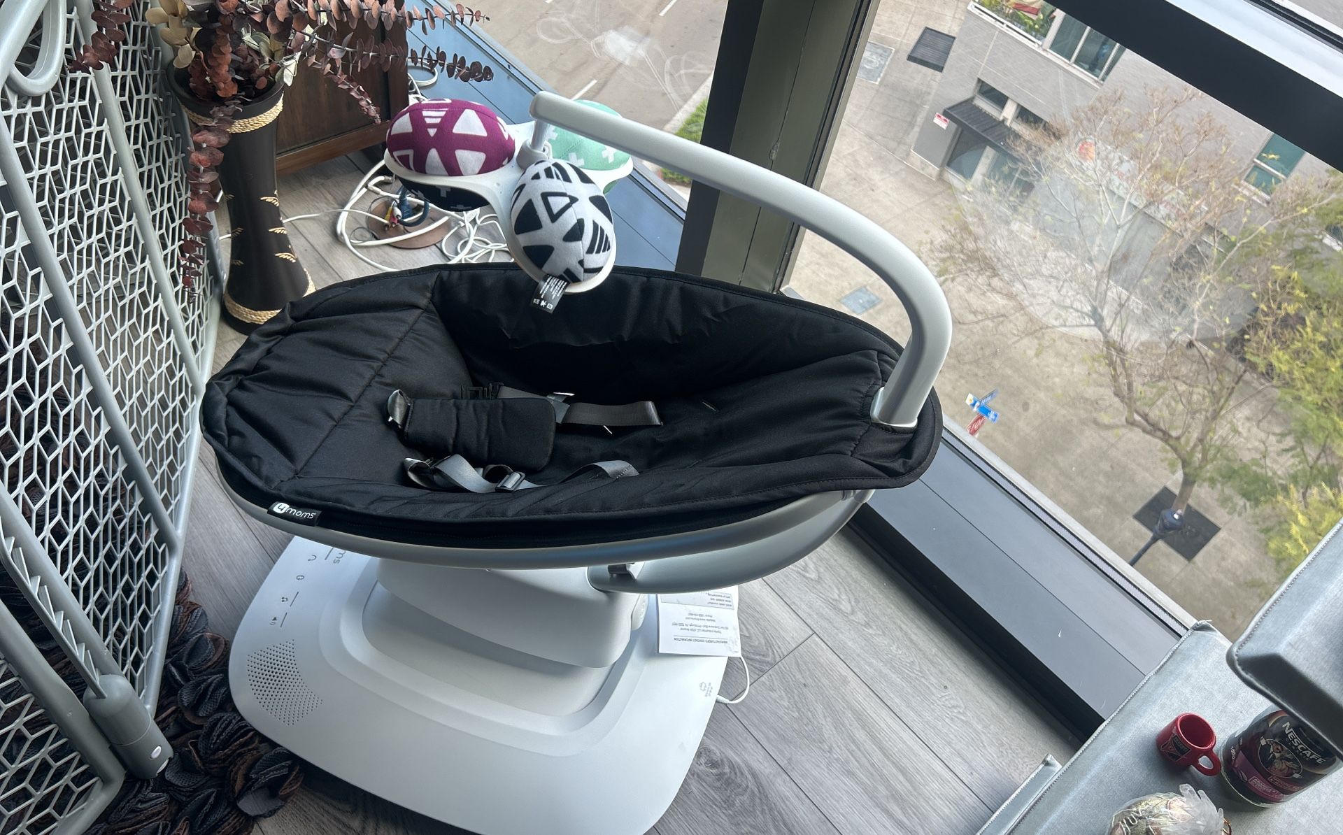 4 Moms Mamaroo Multi Motion Baby Swing