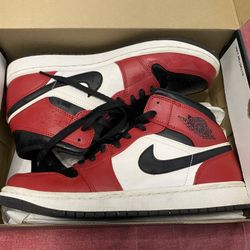 AIR JORDAN 1 MID 'CHICAGO BLACK TOE' – SIZE US 9