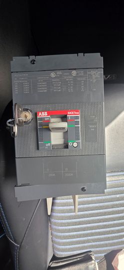 ABB XT4N 250 200A Molded Case Circuit Breaker – Excellent Condition Key Lock Included