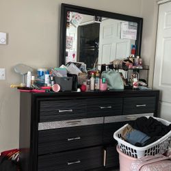 Dresser With Mirror 