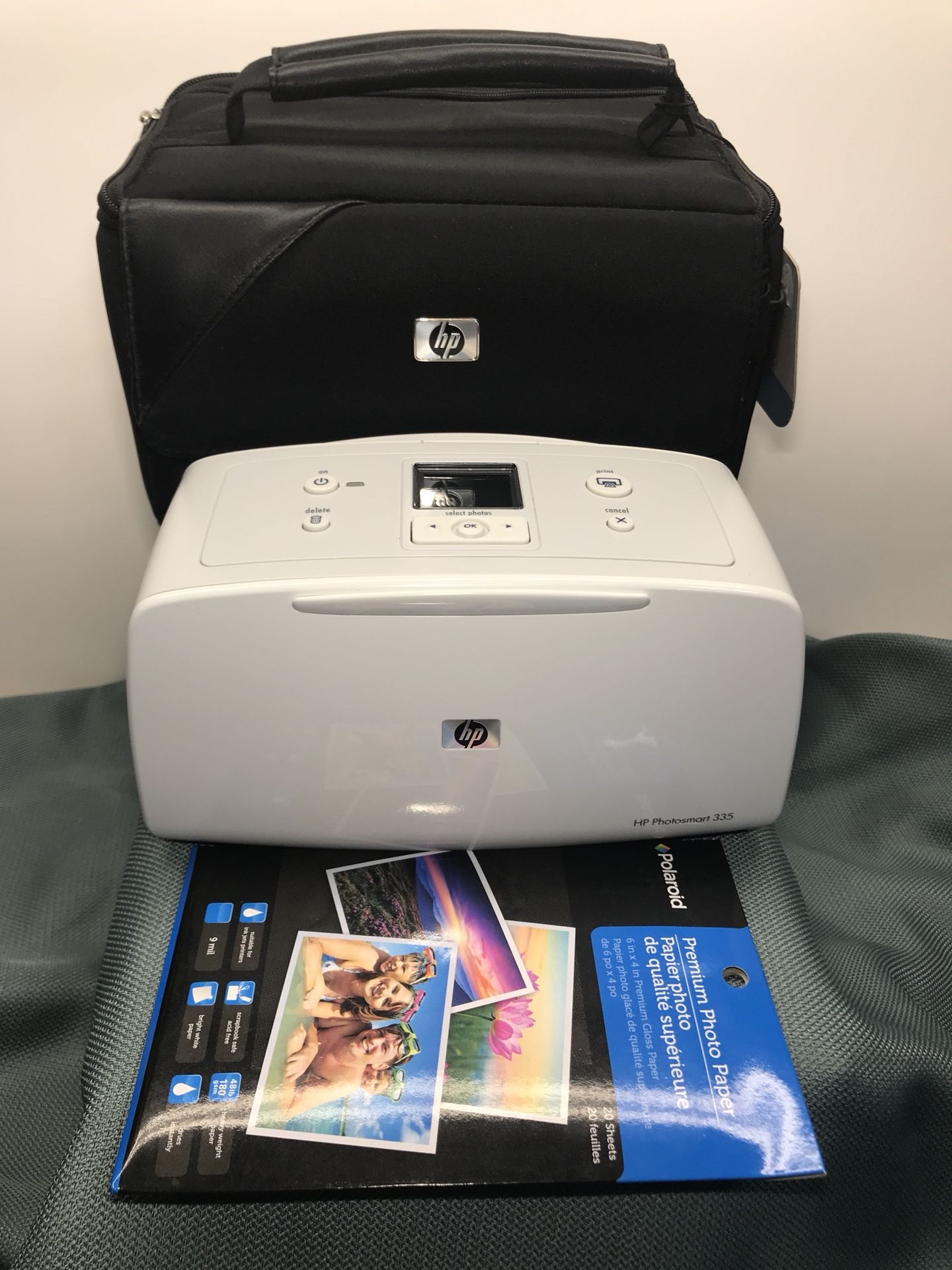 HP PhotoSmart 335 photo Printer. Carrying case & Photo Paper are included