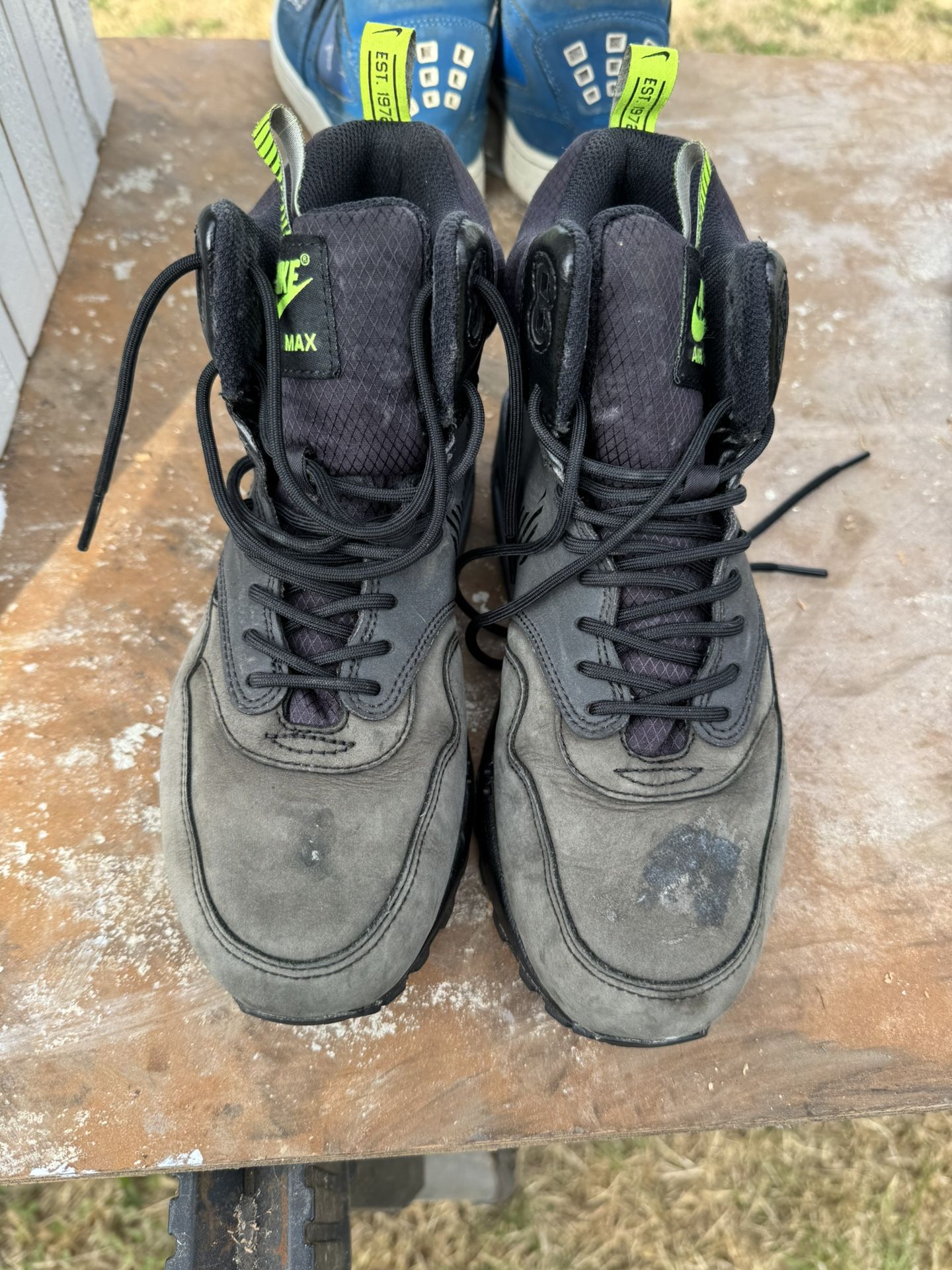 Women’s Size 7 Waterproof Air Max 10.00