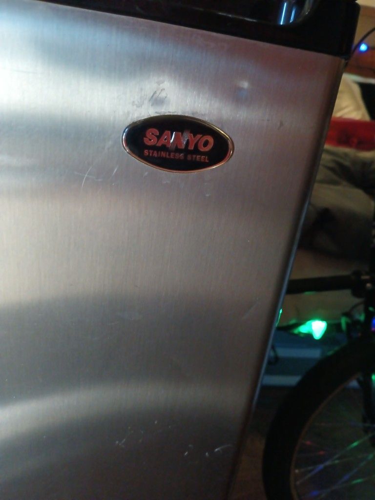 Sanyo Mini Fridge With Freezer Compartment 