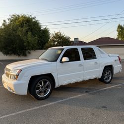 2003 Chevy Avalanche Z66 Clean Title Runs Great Cold AC 