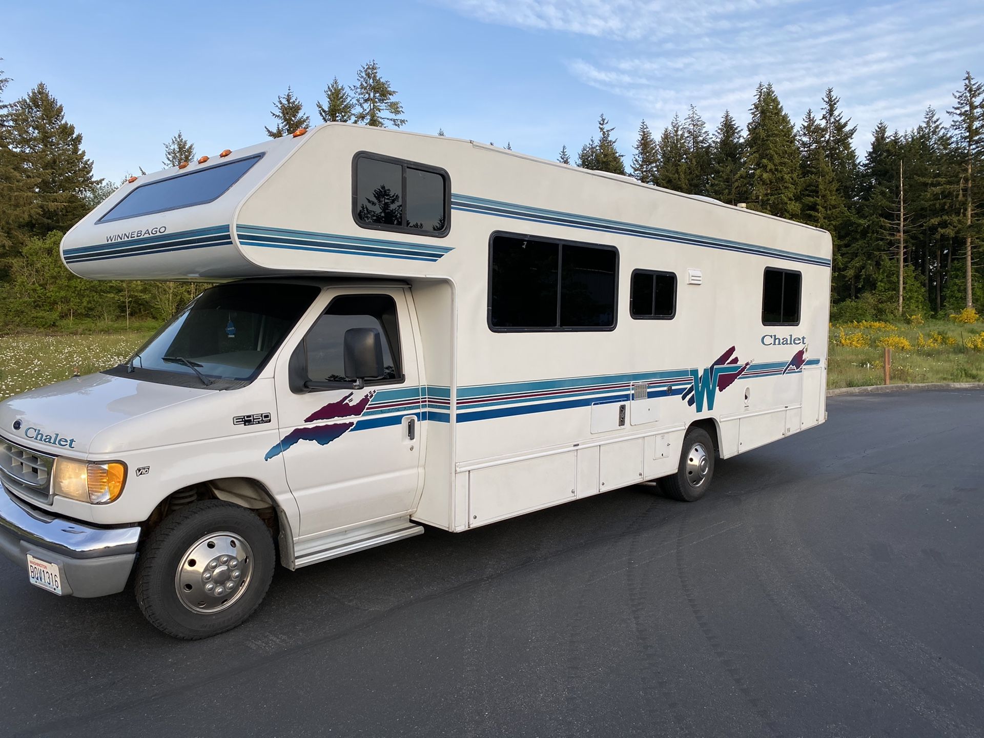2002 coachman chalet 31FT roof air awning Only 49,000 original miles Basement model Ford chassis E-450 V10 Onan generator with low hours