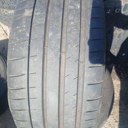 235/35ZR20 Michelin Pilot Sport 4s Tire (1)