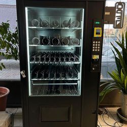 VENDING MACHINE WITH CARD READER 