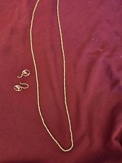 Cadena de 14 Kilates y aretes de 10 Kilates la Cadena se despego del broche y los aretes les falta la patita los 2 x $370