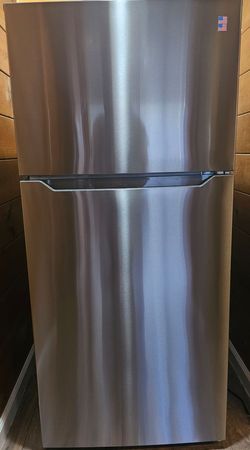 Topps load ELEMENT Energy Star Refrigerator