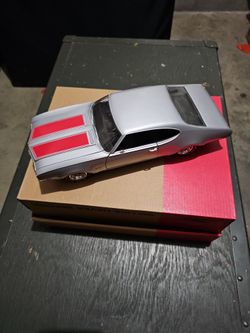 ERTL American Muscle 1:18 1969 Oldsmobile 442 W-30 Diecast – Silver/Red