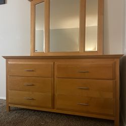 Dresser With Mirror 