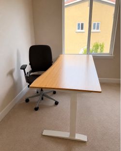 Jarvis Bamboo Standing Desk 72"x30" — Electric Sit/Stand, White Frame - $475 (san jose south)