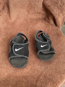 Nike sandals size 5