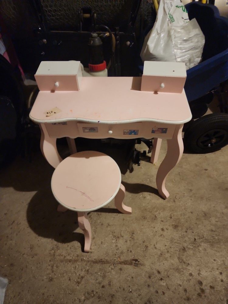 Little Girls Make-up Table and Chair