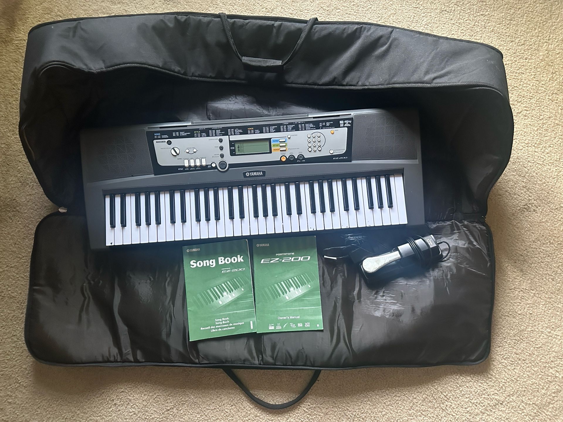 Yamaha EZ-200 Keyboard and carrying case