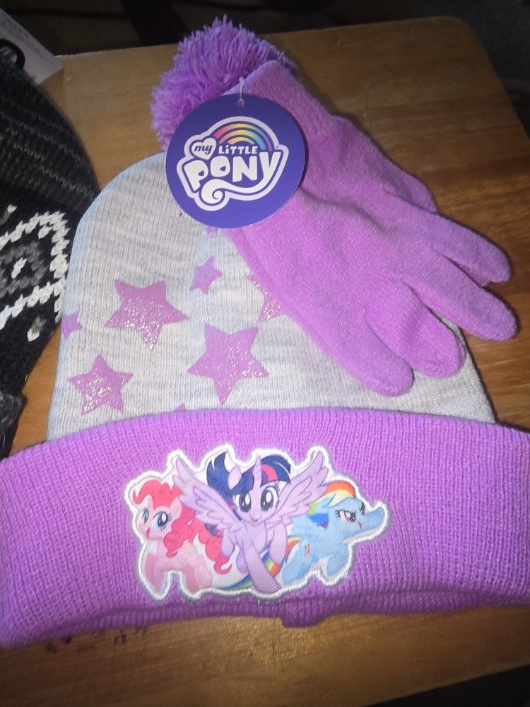 🆕️ HATS AND GLOVES. EACH PICTURE IS $3
