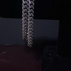 34.9grams solid sterling silver 925 / natural diamonds.