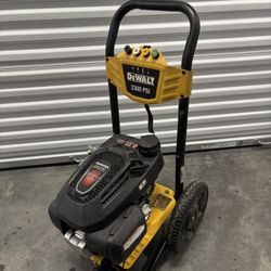 DEWALT 3300 psi 2.4GPM Gas Honda GCV 200  Easy Start Cold Water Pressure Washer
