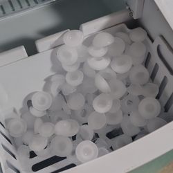 Insignia ice maker 26 pounds/ countertop