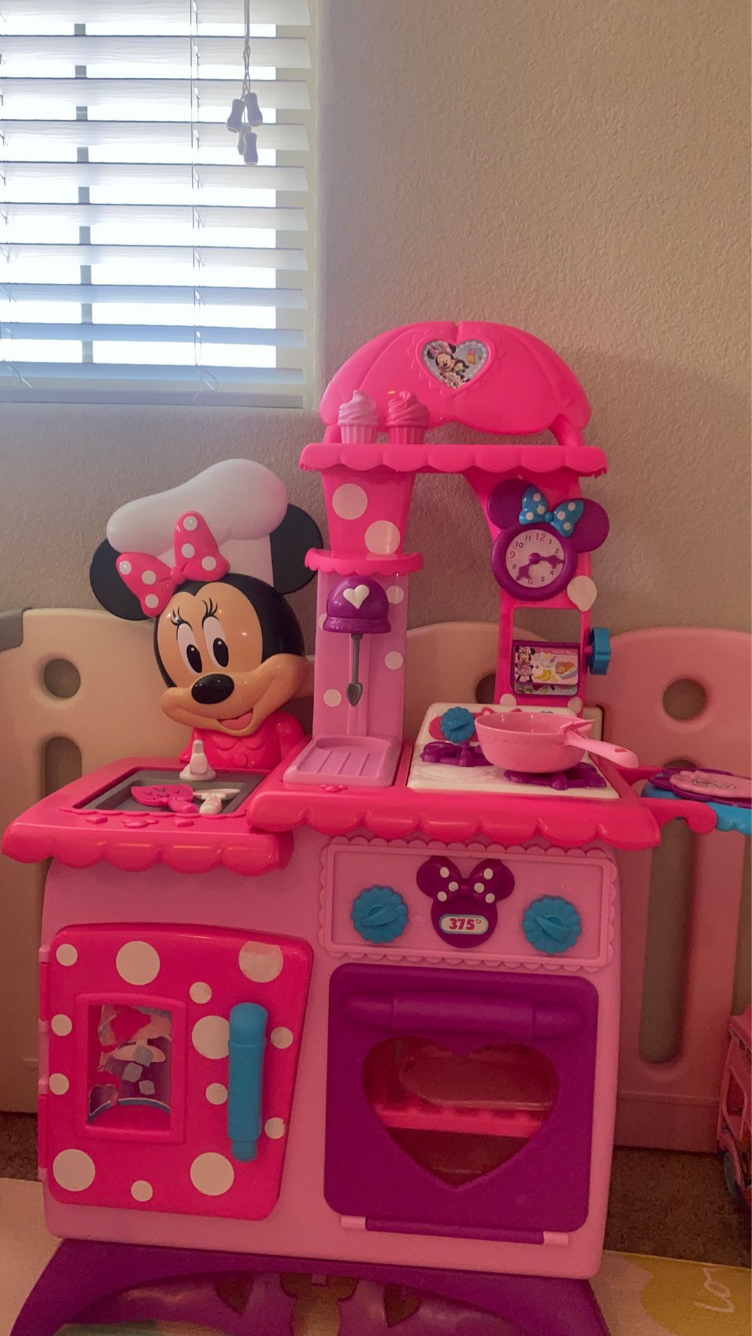 Minnie Flipping Fun Kitchen