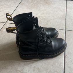 airwair boot size 7  black