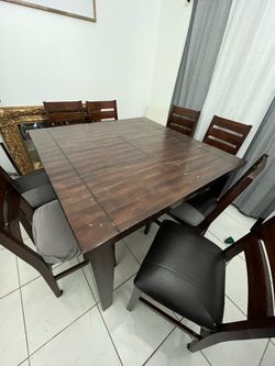 Table with 8 chairs middle of the table can be taken out to make the table smaller.