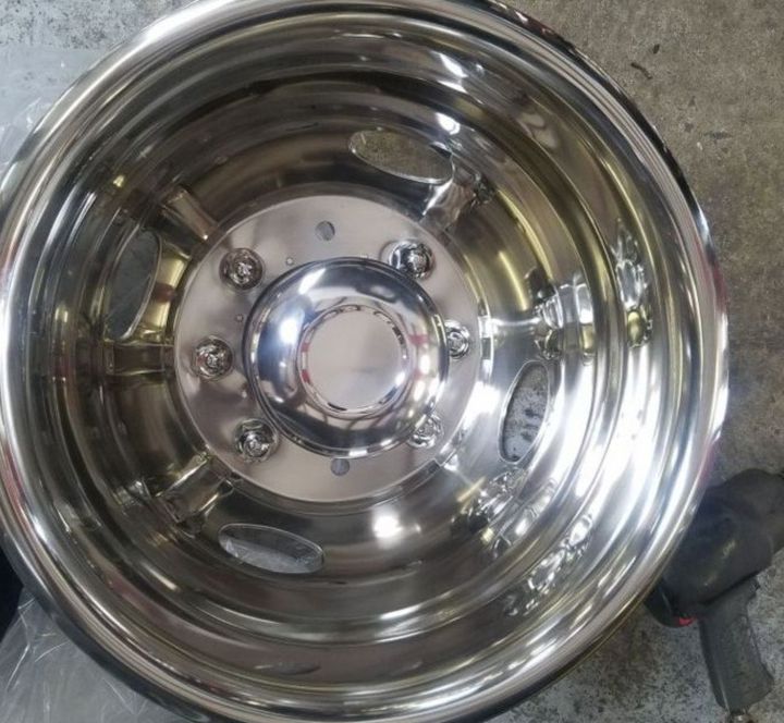 F 350 Dully Chrome 17 Inch Wheel Covers Some Damage