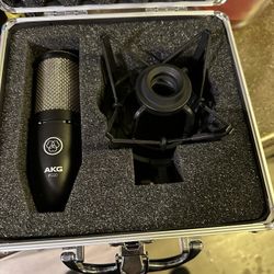 Akg P220