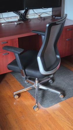 Ergonomic BIG and TALL adjustable soffice desk chair mesh back