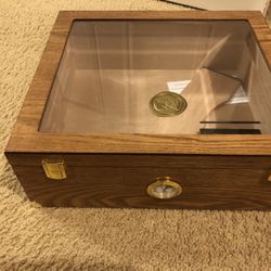 BRAND NEW CIGAR HUMIDOR 