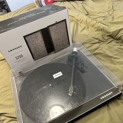 Crosley Turn Table And Speakers 