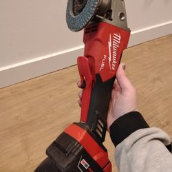 Milwaukee Grinder Power Tool Comes With Battery