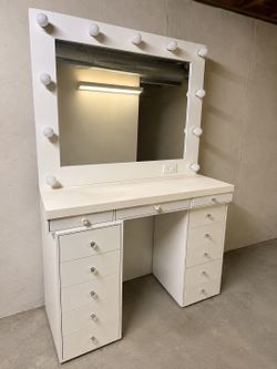 Vanity, escritorio y sala