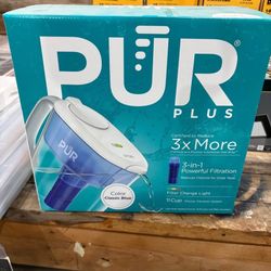 Water Filtering Pitcher 