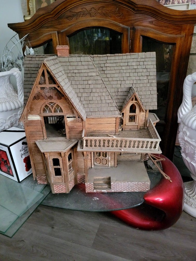 ANTIQUE DOLL HOUSE
