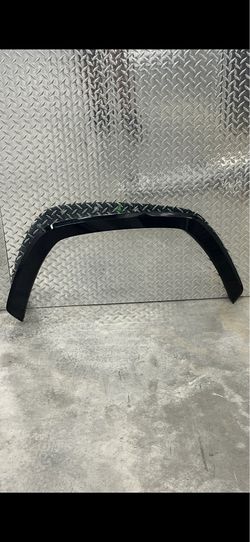 Toyota Rav4 left fender trim (Black)
