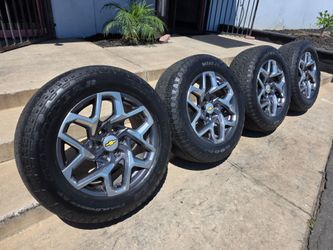 20" CHEVY truck/suv rims Goodyear 33" AT tires