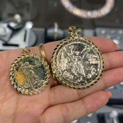 10k Gold Coin Pendant .we Have Two Size Available ..